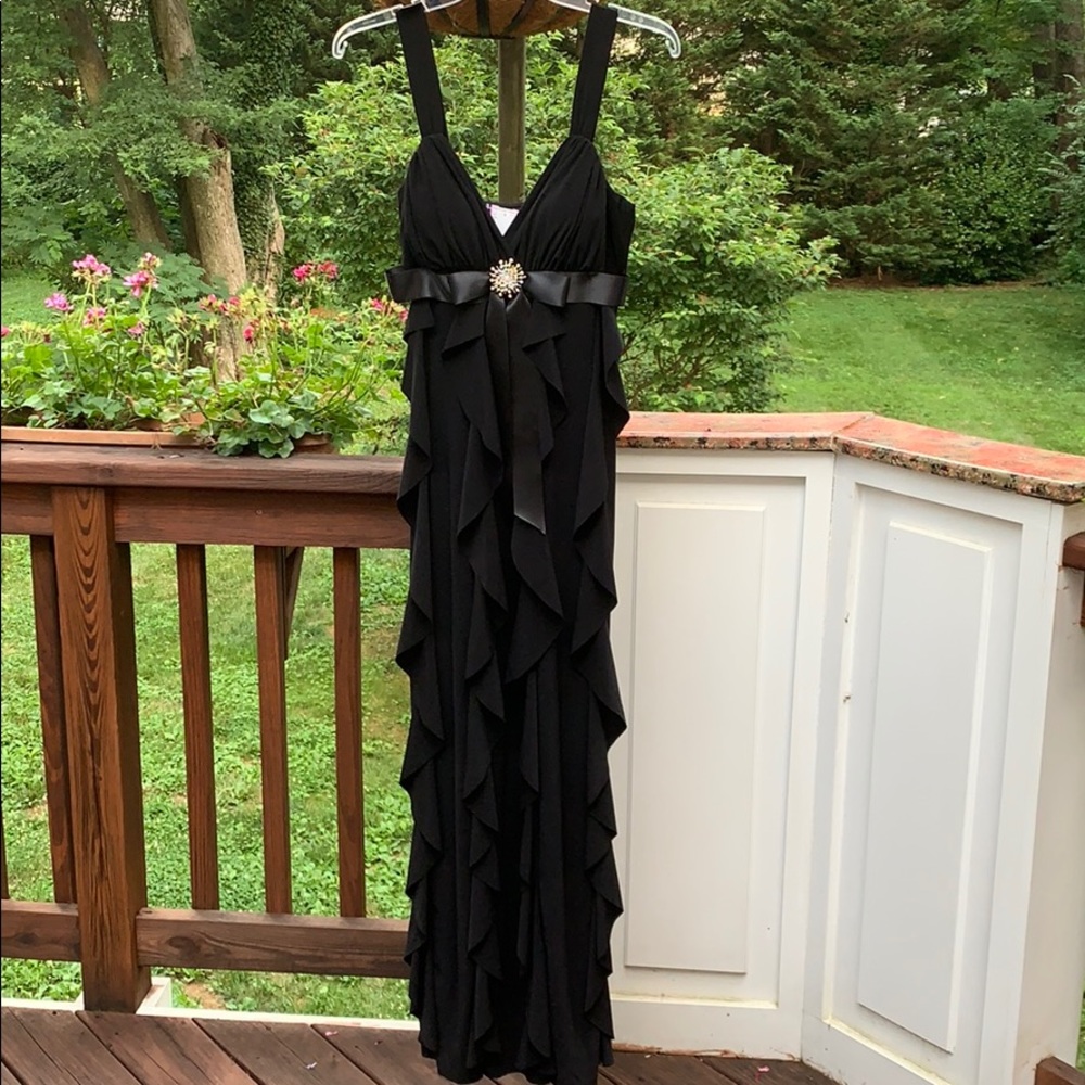Maxi long formal dress. Size 8. With tags. Ripples